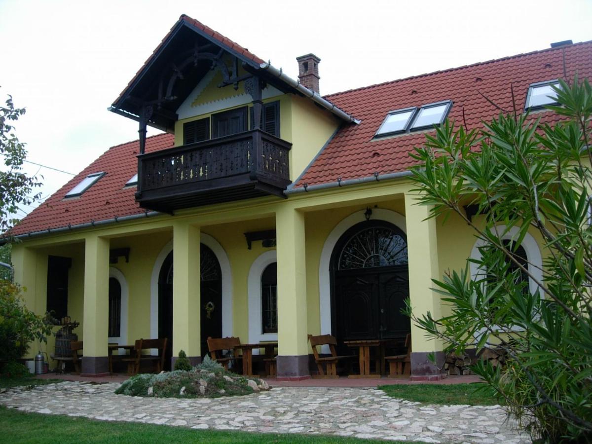 Nitt Pince és Panzió Bed and Breakfast Kisharsány Exterior foto